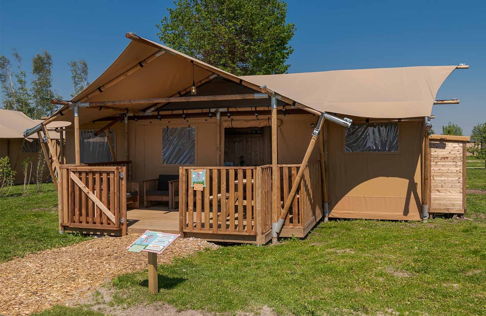 Buitenaanzicht avonturentent 6 personen familie resort molenwaard