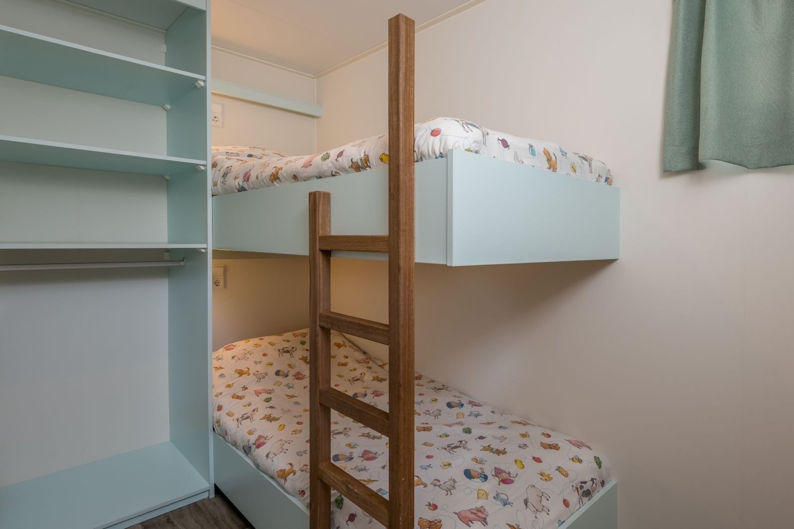 Kinderdijk cottage slaapkamer stapelbed