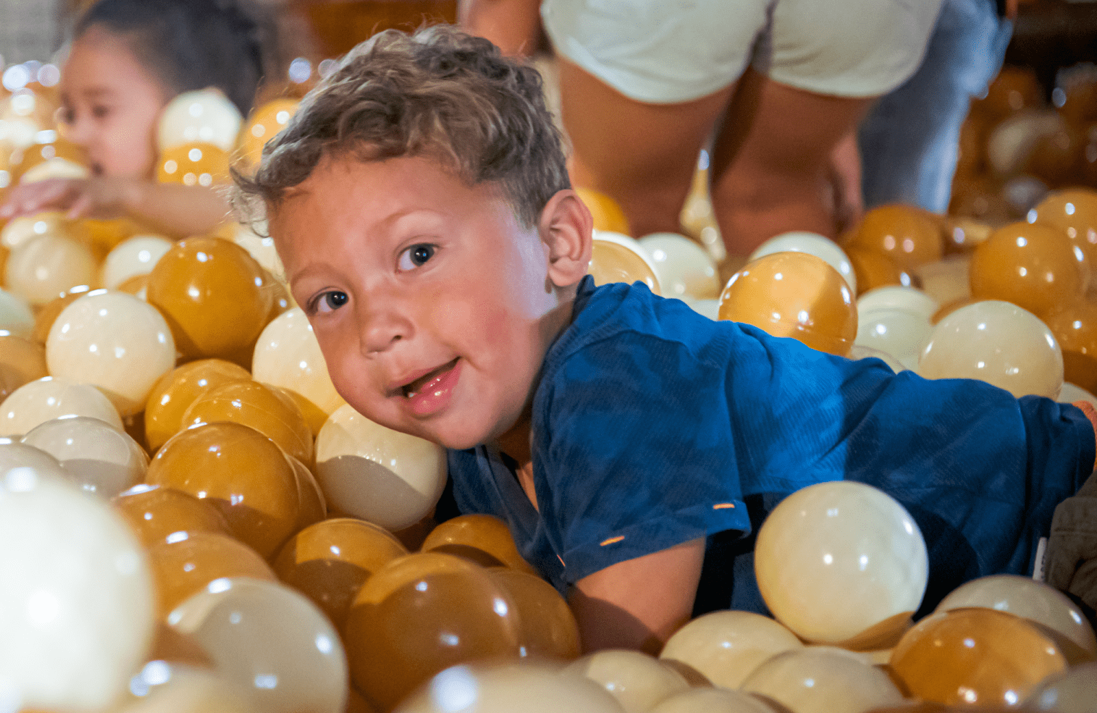 Spelen in de ballenbak bij Speelschuur Molenwaard
